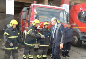 مدير الأمن يصافح رجال المطافئ