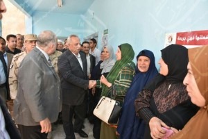 المحافظ يصافح 1