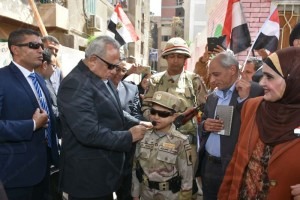 طفل بالزي العسكري 2