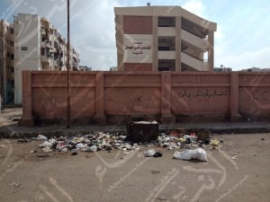 انتشار القمامه امام سور المدرسه